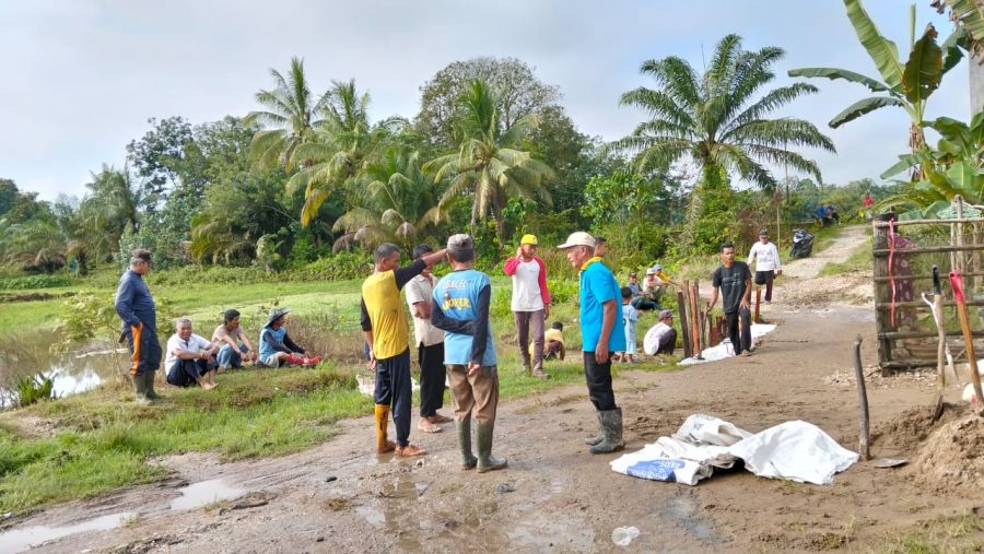 Akibat Banjir, Sejumlah Jalan Didesa Kepala Pulau Rusak, Pemdes Dan Masyarakat Goro Bersama