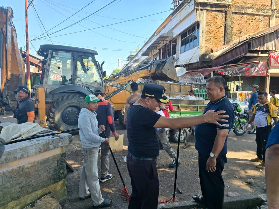 Bupati Dan Kapolres Pimpin Goro Massal, SampahTeluk Kuantan Mulai Terurai