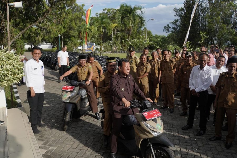 Bupati Suhardiman Amby Serahkan 124 Unit Kendaraan Operasional untuk Kades dan Ketua BPD Se-Kuansing