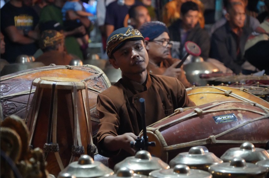 Bupati Suhardiman Hadiri Wayangan 1 Muharam dan Tanggapi Aspirasi Pengaspalan Jalan di Kuantan Sako