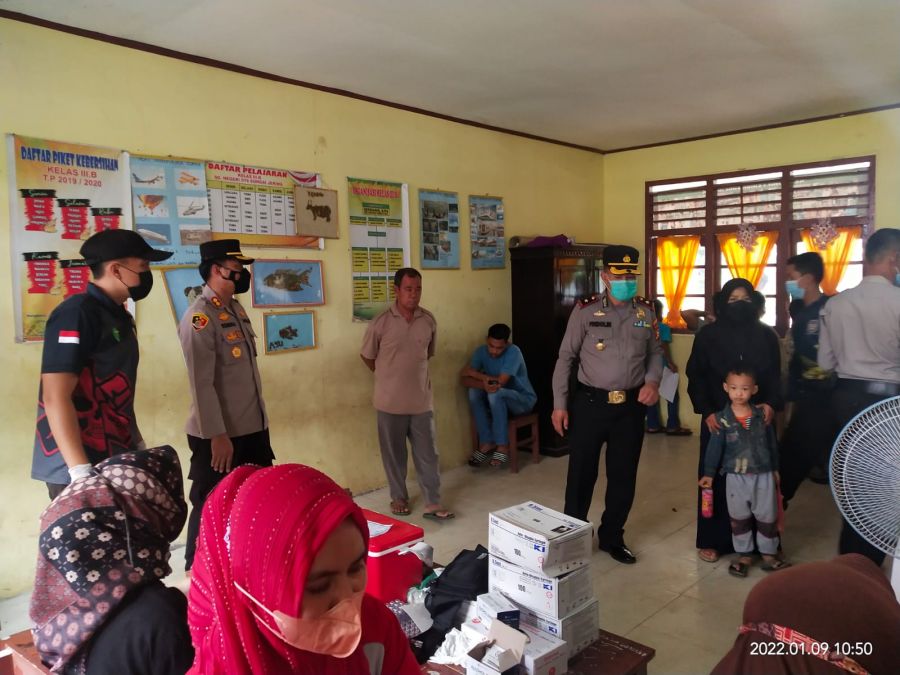 Kapolres Kuansing Tinjau Langsung Vaksinasi Anak Usia 6 - 11 Tahun ke Lapangan