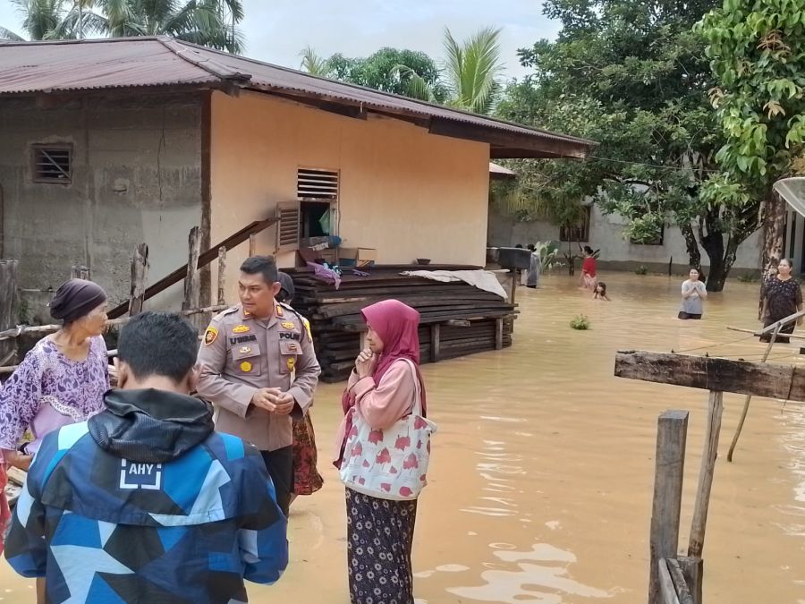 Kapolsek Singingi Terjun Langsung Evakuasi Warga Yang Terdampak Banjir
