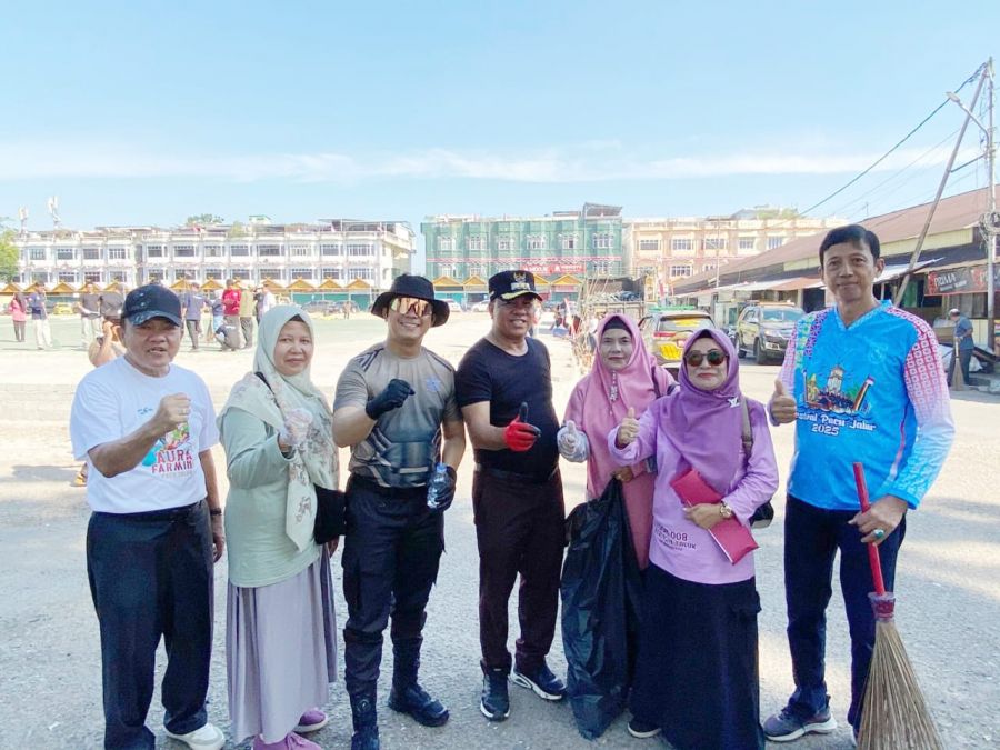 Limuno Bersih Dari Sampah, Bupati Intruksikan DLH dan Damkar Siram Limuno dan Tepian Narosa