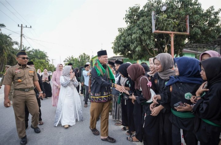 Safari Ramadhan di Sukamaju, Bupati Suhardiman Serahkan Bantuan dan Serap Aspirasi Warga