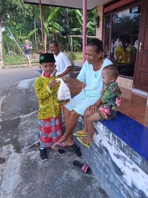 Program Ramadhan Berbagi Inisiatif Pemikiran Sosial  Murid-Murid SDN 2 Lemahbang Dewo