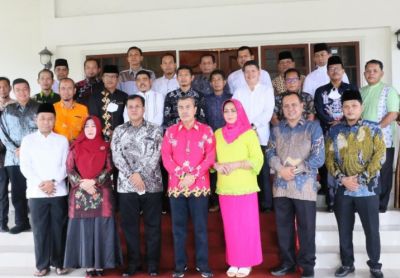 Plt Bupati Kuansing Silaturahmi ke Kediaman Gubernur Riau Dalam Rangka Suasana Idul Fitri 1443 H