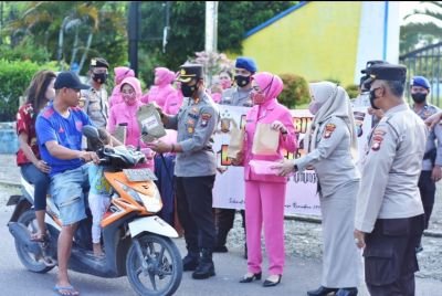 Berkah Ramadhan Berbagi kasih, Polres Bintan Bagikan Takjil Kepada Masyarakat