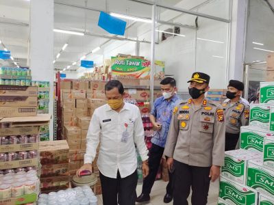 Kelangkaan Minyak Goreng, Polres Kuansing Bersama Pemda Kuansing Serta TNI Tinjau Sejumlah Toko