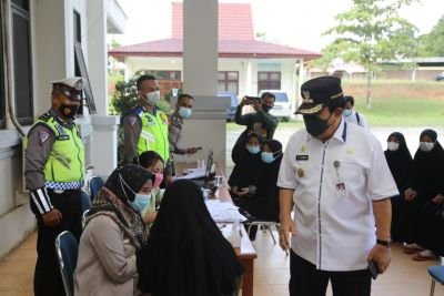 Target Tuntaskan Vaksinasi ASN, Bupati Rohul Sukiman Tinjau Vaksinasi di Disdikpora dan PUPR