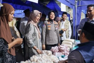 Warga Belanja Murah Kebutuhan Rumah Tangga Usai Sholat Isya Berjamaah